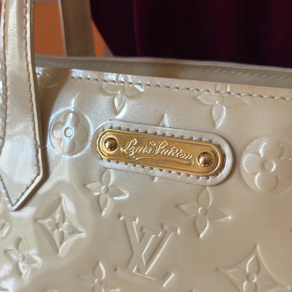 LOUIS VUITTON Wilshire MM Tote Bag Dune Tan Ivory Patent Leather Vernis Dust bag - Picture 3 of 16